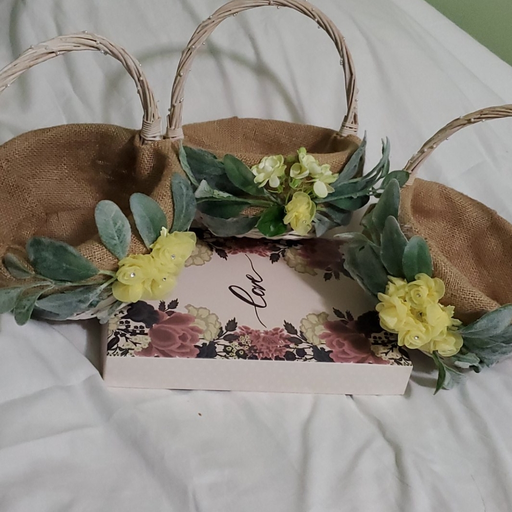 White, rustic baskets